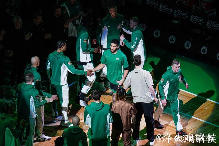 绿军揭幕战狂轰29记三分创历史纪录，完胜尼克斯